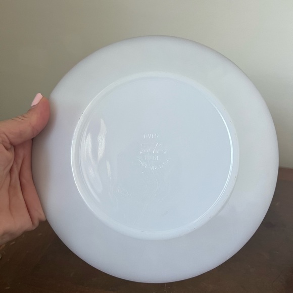 Vintage Fire King Milk Glass and Gold Set of 6 Plates with Sugar and Creamer - Picture 5 of 11